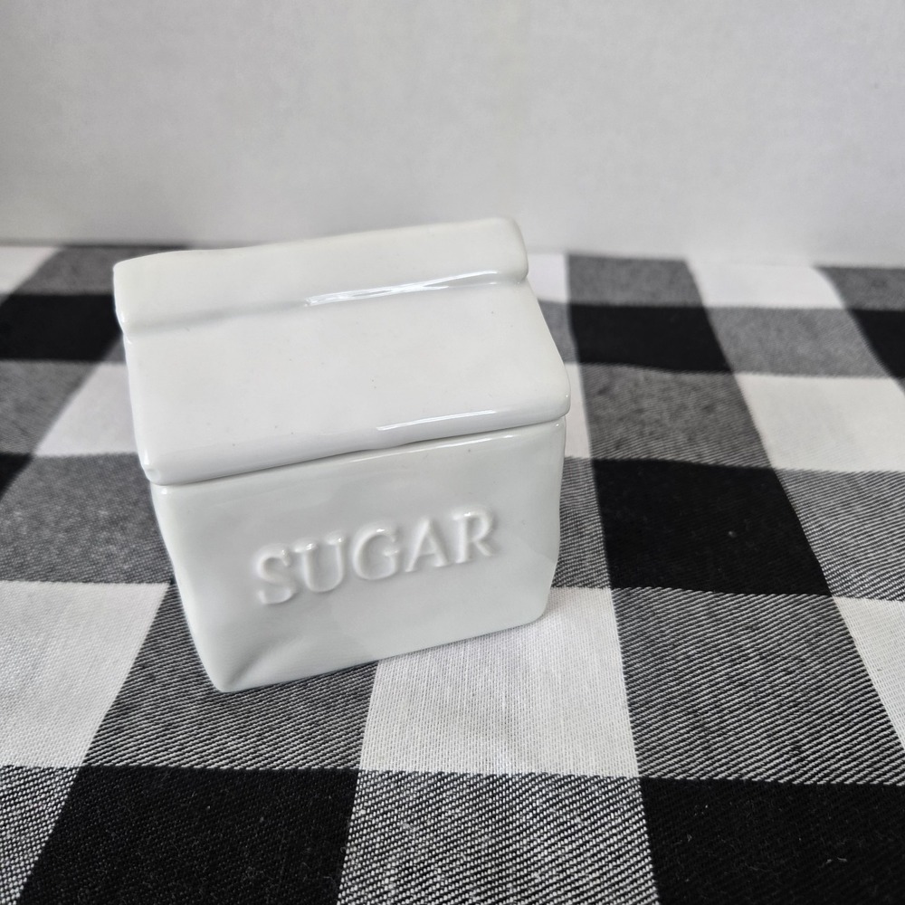 Fritz & Floyd Everyday White Porcelain Sugar/ Sugar Packet‎ Holder With Lid